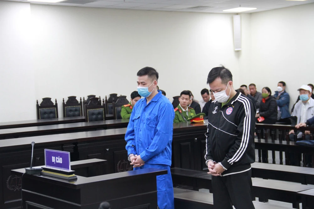 Hai bị cáo Nguyễn Hoàng Long và Phạm Như Quỳnh tại phiên tòa sơ thẩm. Bị cáo còn lại, Trần Lê Nghĩa vắng mặt do bị bệnh.