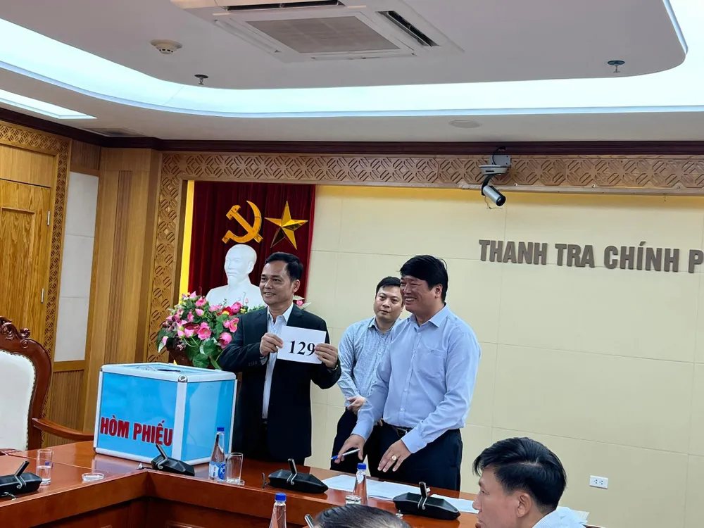 Ông Đặng Hùng Sơn - Phó Cục trưởng Cục Phòng, chống tham nhũng, Thanh tra Chính phủ (ngoài cùng bên trái) tiến hành thủ tục bốc thăm chọn ngẫu nhiên người sẽ được xác minh tài sản theo Luật Phòng, chống tham nhũng, sáng 8-2.