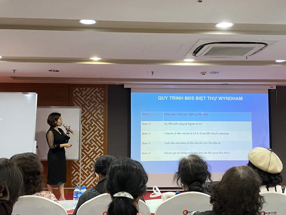 Phó Tổng giám đốc thường trực của Egroup, bà Đinh Thị Phương Thêu thông tin chính thức về phương án tái cơ cấu nợ bằng bất động sản với các nhà đầu tư.