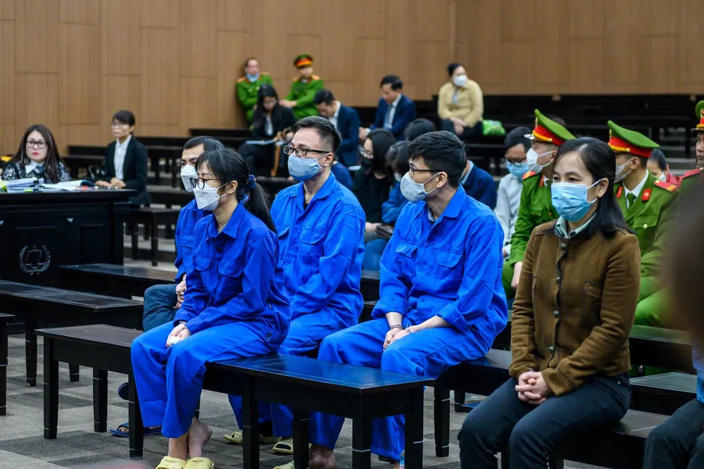 Siêu lừa Nguyễn Thị Hà Thành và một số bị cáo trong phiên xử đang diễn ra tại TAND Hà Nội. Siêu lừa Nguyễn Thị Hà Thành và một số bị cáo trong phiên xử đang diễn ra tại TAND Hà Nội.