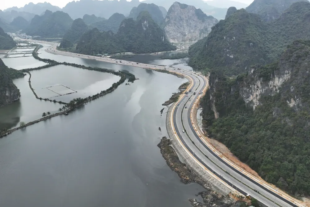 Đường bao biển Hạ Long - Cẩm Phả đi xuyên qua vùng núi đá, rừng ngập mặn. Ảnh: UBND tỉnh Quảng Ninh