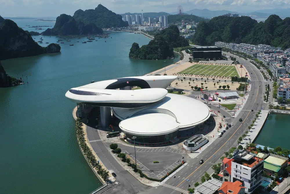 Tuyến đường đi ngang qua các công trình kiến trúc hiện đại của Quảng Ninh. Trong ảnh là Cung Quy hoạch Hội chợ và Triển lãm Quảng Ninh. Ảnh: UBND Quảng Ninh.