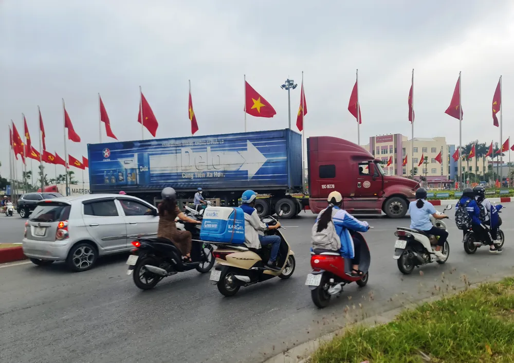 Vòng xuyến rộng tạo ra giao cắt giữa các phương tiện giao thông di chuyển theo các hướng khác nhau, dễ dẫn tới va chạm.