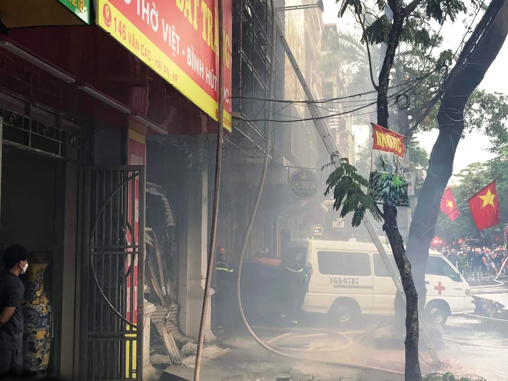 Xe cấp cứu đưa các nạn nhân bị kẹt trong đám cháy đến cơ sở y tế.