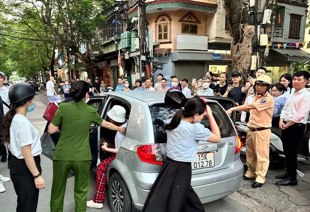 Cơ quan chức năng đưa cô gái về trụ sở công an để xử lý. Ảnh: FB. Cơ quan chức năng đưa cô gái về trụ sở công an để xử lý. Ảnh: FB.