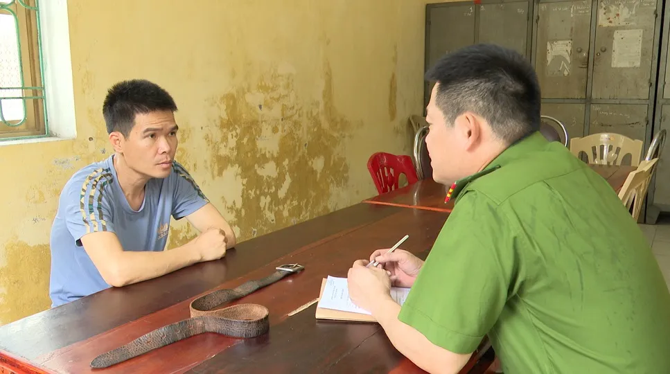 Trần Văn Luân khai nhận từng dùng dây lưng này đánh đập vợ, ngay cả khi vợ đang mang thai. Ảnh: CA