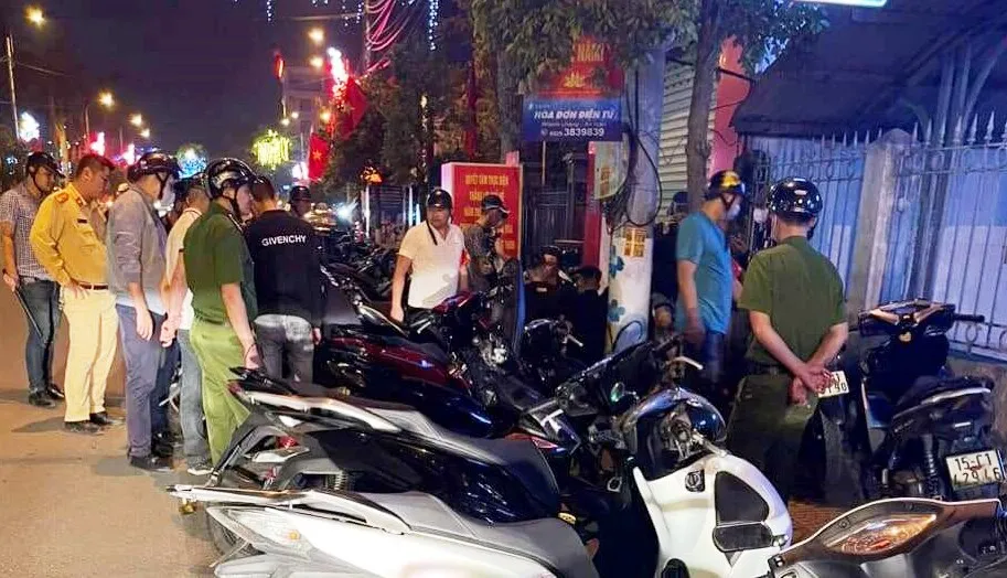 Tổ công tác HP22 lập chốt kiểm tra ban đêm trên đường phố Hải Phòng.