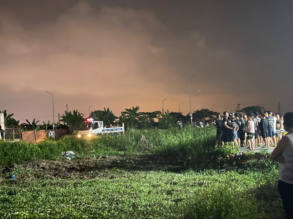 Người đàn ông tình nghi liên quan đến thi thể cô gái trong bao tải được Công an Hải Phòng đưa đến bãi đất trống ở phường Đa Phúc, quận Dương Kinh để thực nghiệm điều tra.
