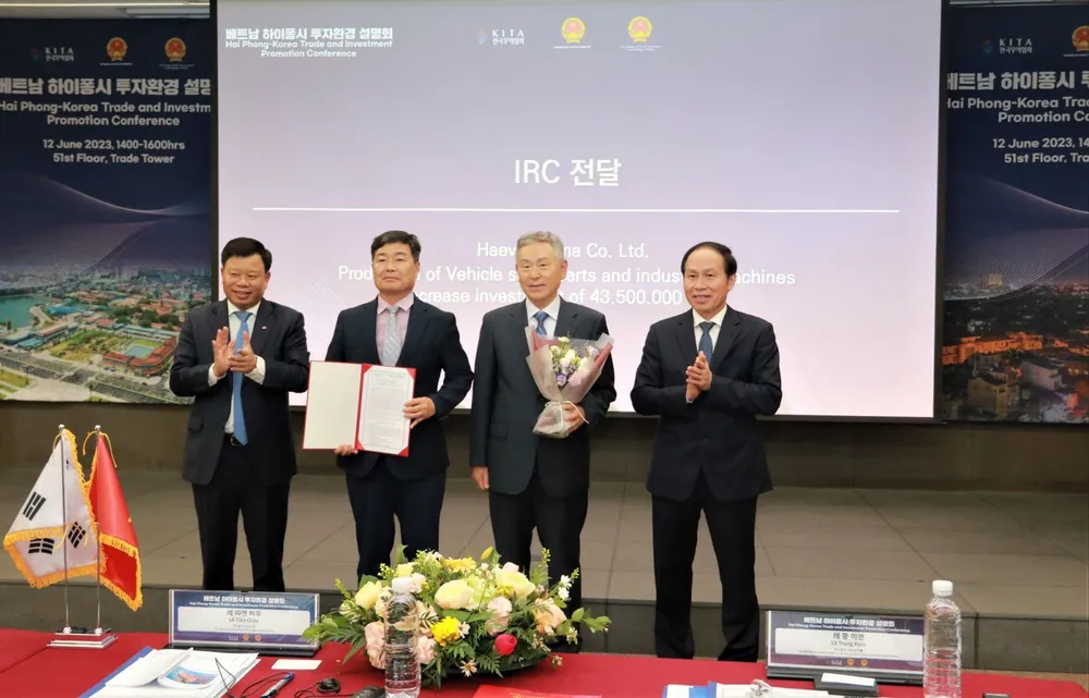 Bí thư Thành ủy Hải Phòng Lê Tiến Châu (bìa phải) trực tiếp sang Hàn Quốc xúc tiến đầu tư.