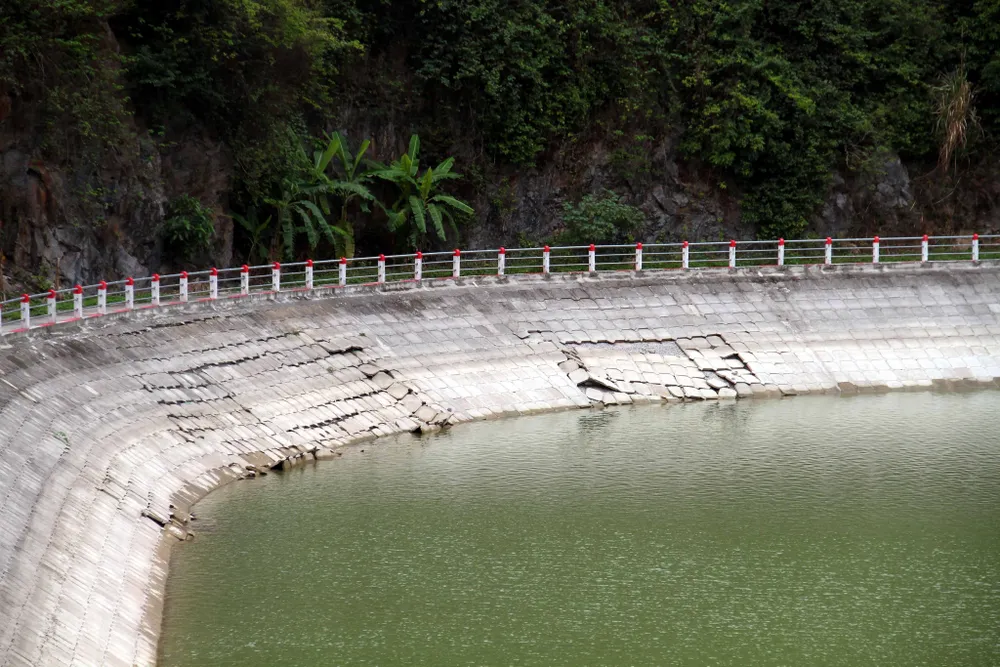 Người dân sở tại lo lắng việc sạt lở sẽ ảnh hưởng tới khả năng chứa nước ngọt, dẫn tới nguy cơ thiếu nước sinh hoạt không chỉ cho người dân tại chỗ mà cả khách du lịch Cát Bà. Người dân sở tại lo lắng việc sạt lở sẽ ảnh hưởng tới khả năng chứa nước ngọt, dẫn tới nguy cơ thiếu nước sinh hoạt không chỉ cho người dân tại chỗ mà cả khách du lịch Cát Bà.