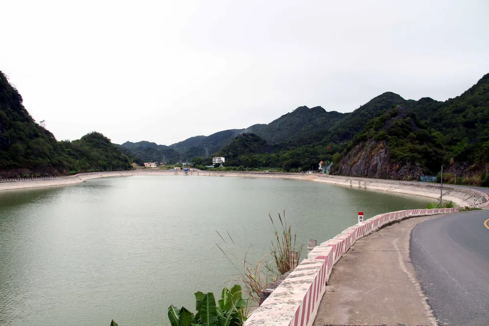 Hồ chứa nước ngọt Trân Châu nằm sát con đường chính nối bến phà Cát Bà tới trung tâm khu du lịch hòn đảo được ví như "ngọc". Hồ chứa nước ngọt Trân Châu nằm sát con đường chính nối bến phà Cát Bà tới trung tâm khu du lịch hòn đảo được ví như "ngọc".