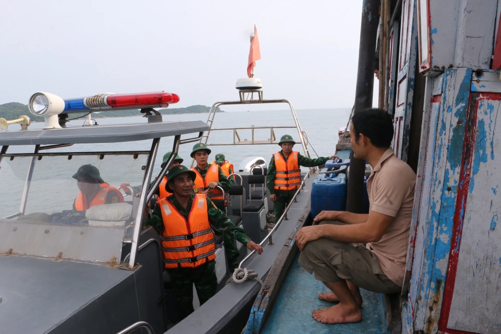 Ngư dân được lực lượng chức năng đến tận nơi nhắc nhở, lưu ý nhanh chóng về nơi trú ẩn.