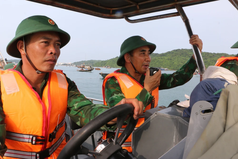 Lực lượng biên phòng ra các khu vực có tàu, thuyền ngư dân còn hoạt động, yêu cầu về nơi trú, tránh bão.