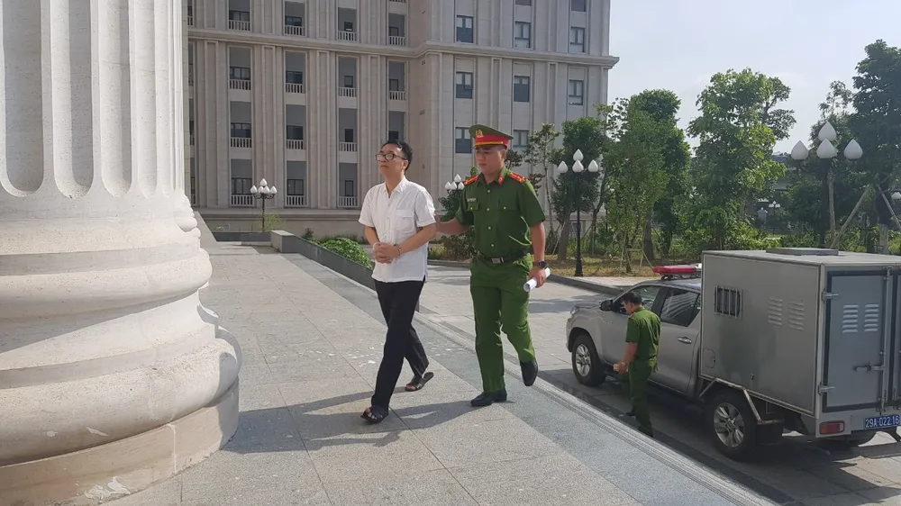 Bị cáo Trần Hùng được dẫn giải vào phòng xét xử sáng nay. Ảnh: Phi Hùng