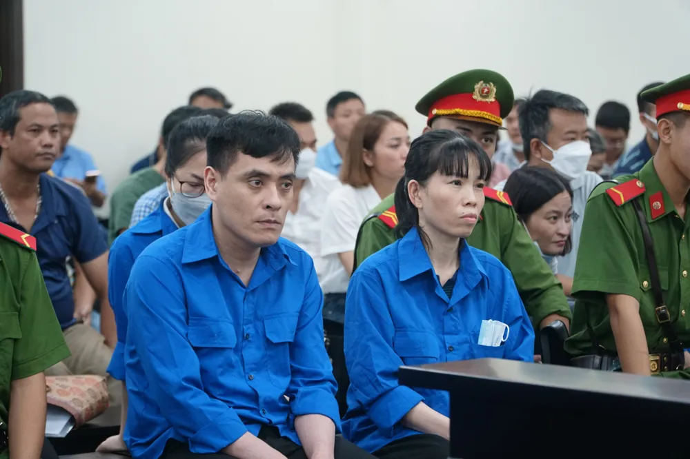 Bị cáo Nguyễn Duy Hải (trái) và Cao Thị Minh Thuận (phải) trong phòng xử, chờ tuyên án. Ảnh: Phi Hùng