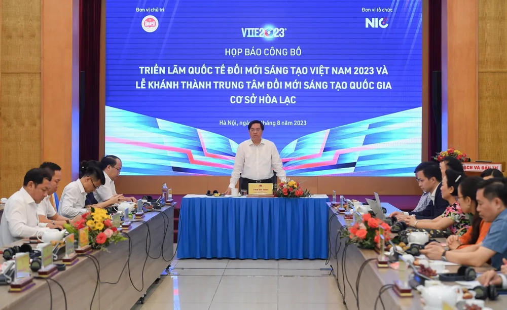 Thứ trưởng Bộ KH&ĐT Trần Duy Đông giới thiệu về Triển lãm Triển lãm quốc tế Đổi mới sáng tạo Việt Nam năm 2023 - hoạt động đầu tiên của NIC ngay sau khi khánh thành. Thứ trưởng Bộ KH&ĐT Trần Duy Đông giới thiệu về Triển lãm Triển lãm quốc tế Đổi mới sáng tạo Việt Nam năm 2023 - hoạt động đầu tiên của NIC ngay sau khi khánh thành.