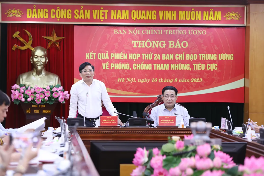 Phó Trưởng ban Nội chính Trung ương Đặng Văn Dũng (đứng) và Phó Trưởng ban Nội chính Trung ương Nguyễn Văn Yên đồng chủ trì cuộc làm việc thông báo kết quả phiên họp giữa năm 2023 của Ban Chỉ đạo Trung ương về Phòng, chống tham nhũng, tiêu cực. Phó Trưởng ban Nội chính Trung ương Đặng Văn Dũng (đứng) và Phó Trưởng ban Nội chính Trung ương Nguyễn Văn Yên đồng chủ trì cuộc làm việc thông báo kết quả phiên họp giữa năm 2023 của Ban Chỉ đạo Trung ương về Phòng, chống tham nhũng, tiêu cực.