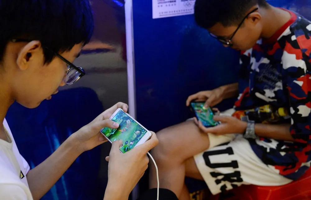 Chơi game online trên điện thoại di động.