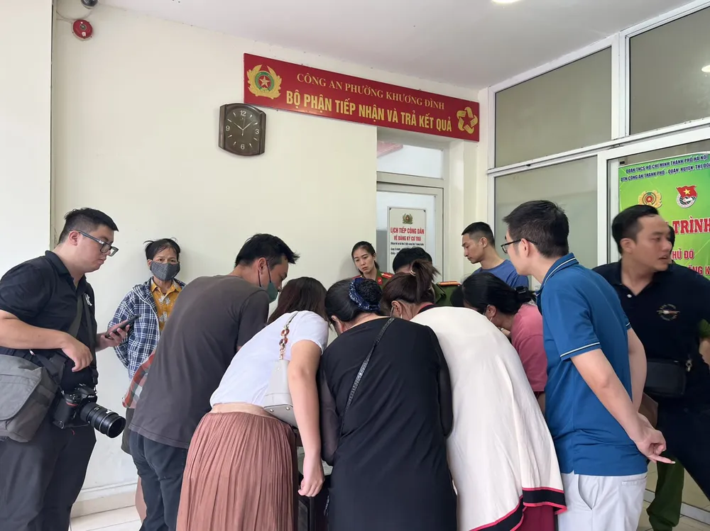 Công an phường Khương Đình, quận Thanh Xuân, Hà Nội đang tiếp nhận thông tin tìm kiếm người thân liên quan đến vụ cháy chung cư mini gây hậu quả rất nghiêm trọng lúc sáng nay. Ảnh: Thanh Tú. Công an phường Khương Đình, quận Thanh Xuân, Hà Nội đang tiếp nhận thông tin tìm kiếm người thân liên quan đến vụ cháy chung cư mini gây hậu quả rất nghiêm trọng lúc sáng nay. Ảnh: Thanh Tú.