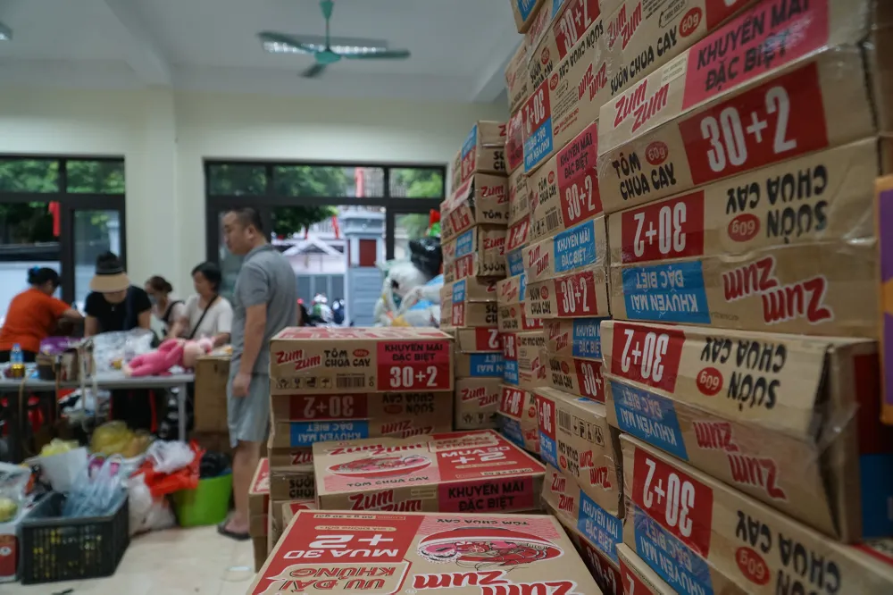Những phần quà bằng hiện vật đã sẵn sàng để chuyển tới 45 hộ gia đình trong khu chung cư mini gặp nạn. Ảnh: Phi Hùng DSC00330.JPG
