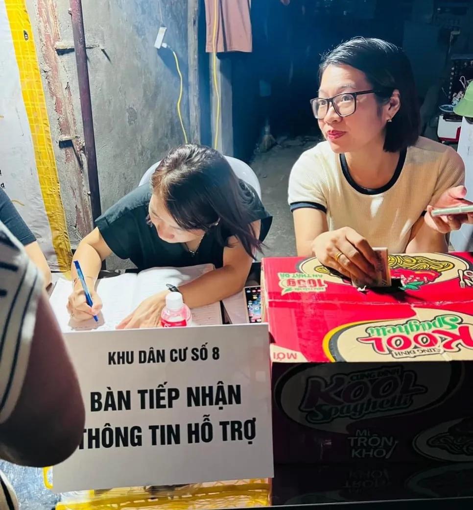 Tình làng nghĩa xóm, áo lành đùm áo rách, nhường cơm xẻ áo có cơ hội được bộc lộ giữa bộn bề vất vả cuộc sống. Ảnh: Minh Trúc nhà văn hoá 2.jpeg