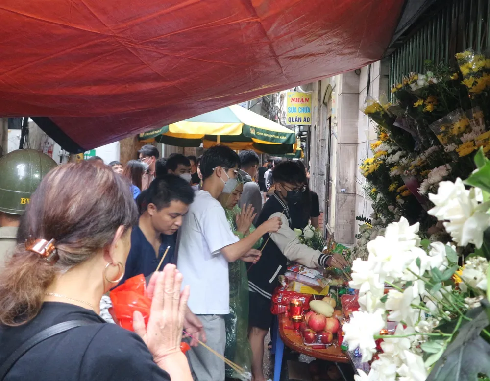 Những ngày này, nhiều người Hà Nội tìm đến phường Khương Đình, quận Thanh Xuân, thắp nén hương cho những nạn nhân của vụ cháy. Ảnh: Thanh Tú. vu-chay-chung-cu-mini-o-ha-noi-4-5363-7760.jpg