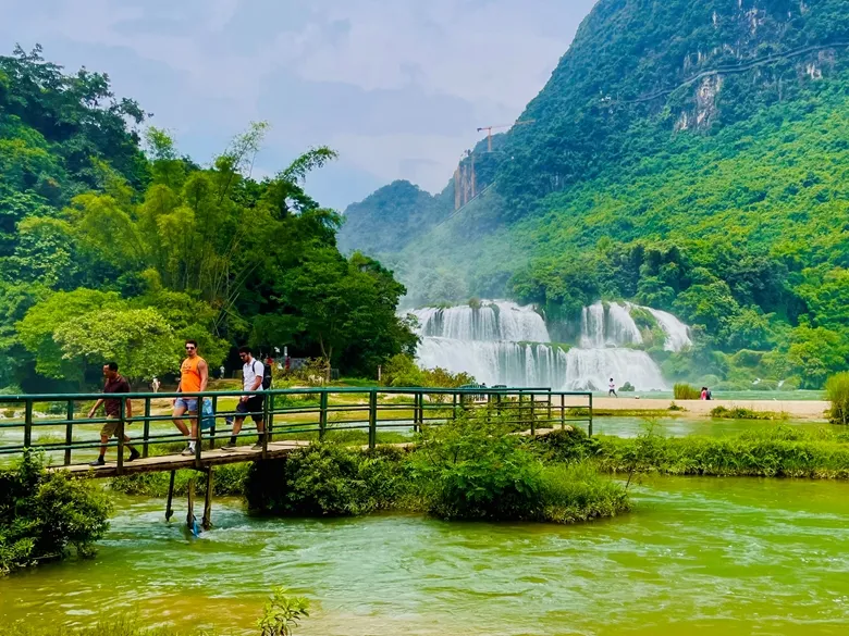 Địa hình bên phía Cao Bằng rộng và bằng phẳng, trong khi bên Khu tự trị dân tộc Choang Quảng Tây sát với thác Bản Giốc và sông Quây Sơn phía dưới là núi non trùng điệp. z3770420554642-7e594520d2adbca6e5a78f4f6a1646af.jpg