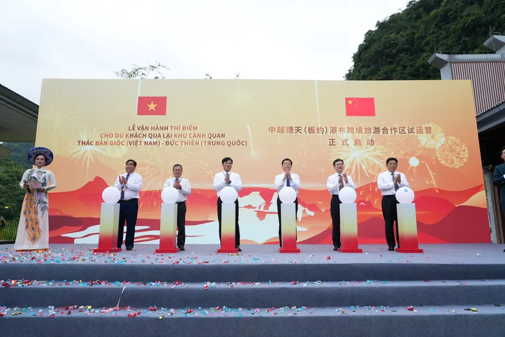 Đại diện Việt Nam - Trung Quốc làm thủ tục khởi động thí điểm khai thác chung Khu cảnh quan thác Bản Giốc - Đức Thiên z4695057594810_452e8f1cc2666cbe5a9573c8b8235729.jpg