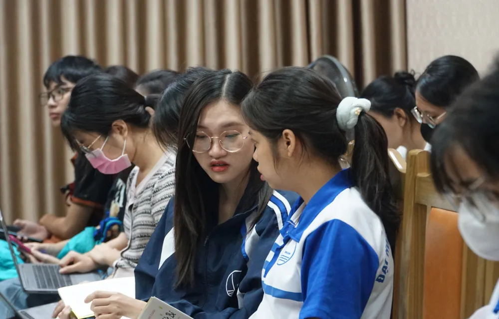 Sinh viên luật dự Tọa đàm “Giáo dục về phòng, chống tham nhũng với yêu cầu xây dựng văn hóa liêm chính trong giai đoạn mới” do báo Pháp luật TP.HCM và trường Đại học Luật – Đại học Quốc gia Hà Nội tổ chức ngày 19-10. Ảnh: PHI HÙNG sinh vien du toa dam giao duc liem chinh.jpg