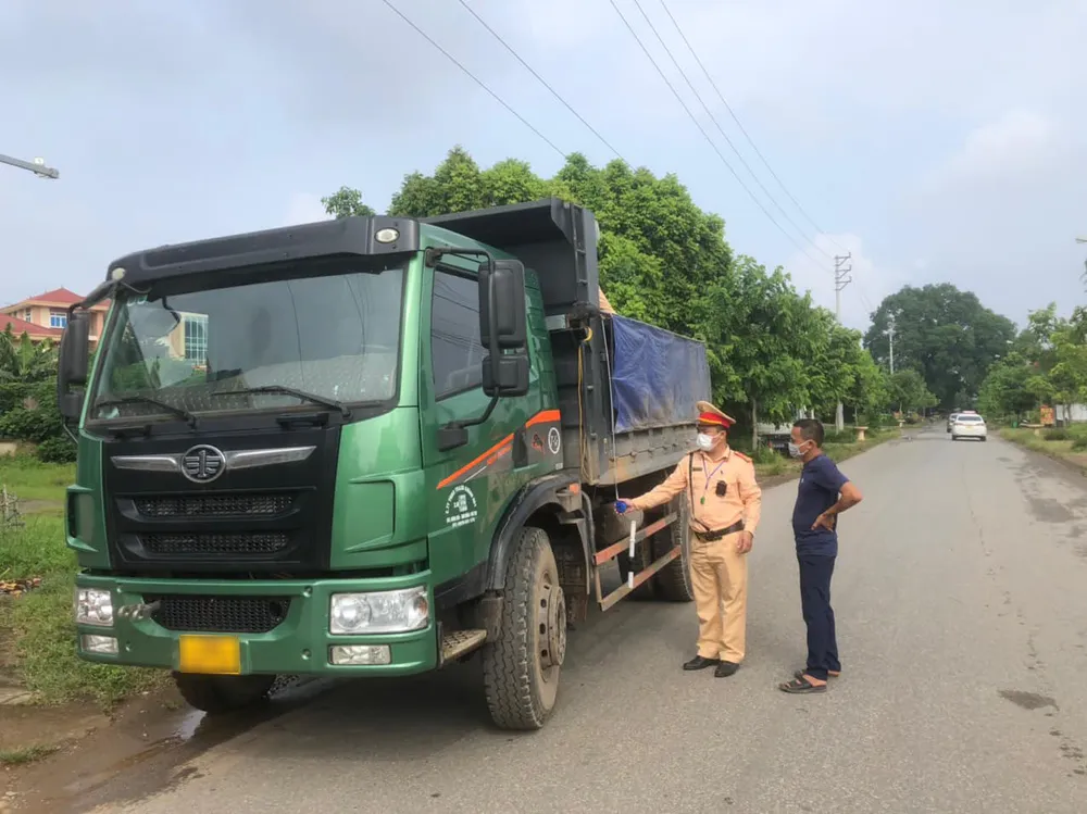 CSGT Công an huyện Tam Nông, Phú Thọ kiểm tra, xử lý vi phạm trên địa bàn. CSGT-Tam Nong-PhuTho.png