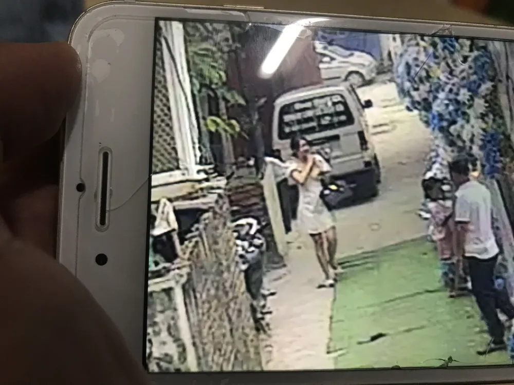 Hoàng Thị Khánh Linh tiếp cận đám cưới. Ảnh cắt từ camera an ninh của người dân. Hoang Thi Khanh Linh - trom dam cuoi Ha Noi.jpg