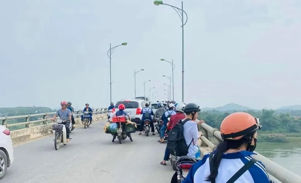 nhan-vien-y-te-nhay-cau-Phu-Tho (1).jpg