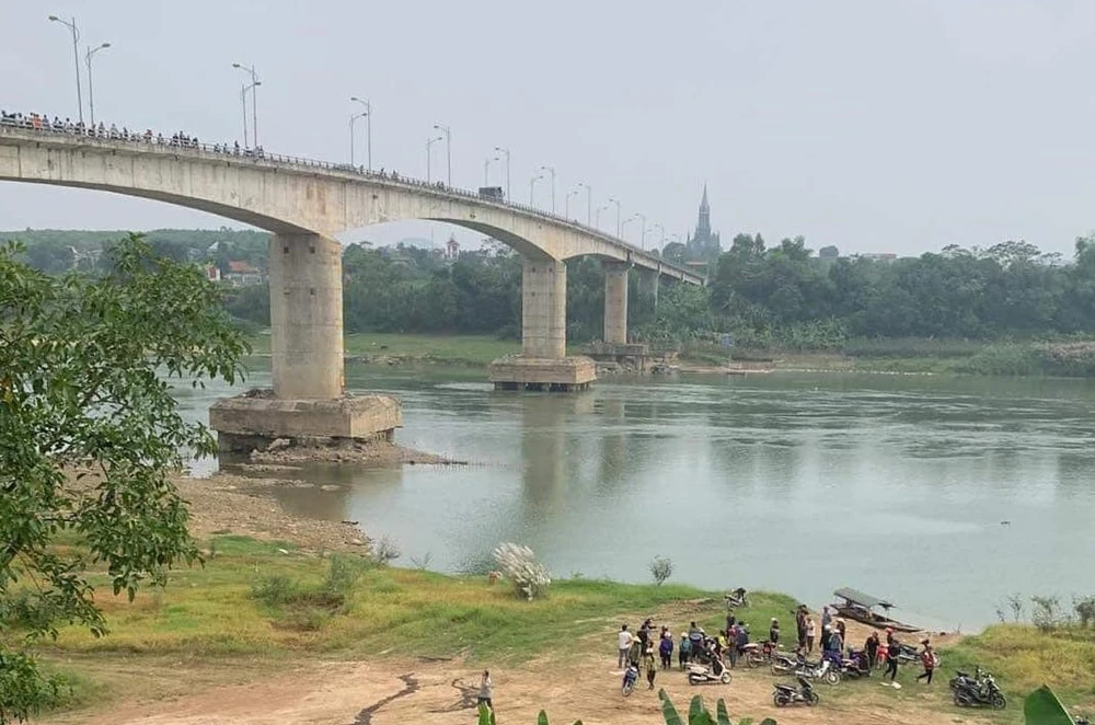 nhan-vien-y-te-nhay-cau-Phu-Tho (2).jpg