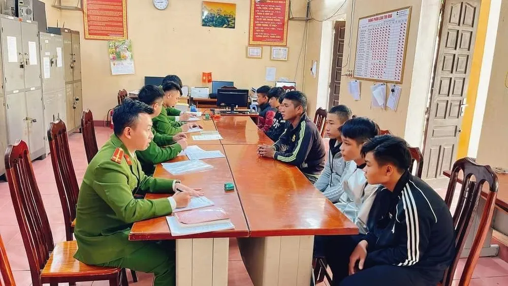 Chạy xe máy lạng lách, diễu võ dương oai với dao phóng lớn, hung khí nguy hiểm, 6 thanh, thiếu niên ở Hòa Bình bị công an gọi lên làm việc. Diễu võ dương oai với dao phóng lợn, nhóm thanh thiếu niên tỉnh Hòa Bình bị khởi tố