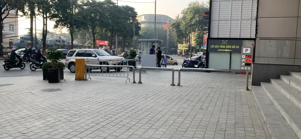 Không chấp nhận việc tăng giá gửi xe, ô tô của cư dân Artemis không được xuống hầm, nên đỗ bên ngoài lối ra vào. Cư dân chung cư Artemis không chấp nhận việc tăng giá gửi xe