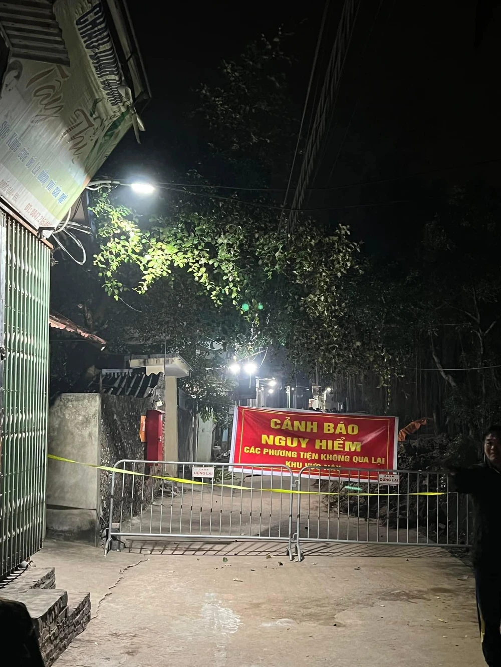 Nhiều nhà bị nghiêng sụt lún do khoan giếng ở Hà Nội