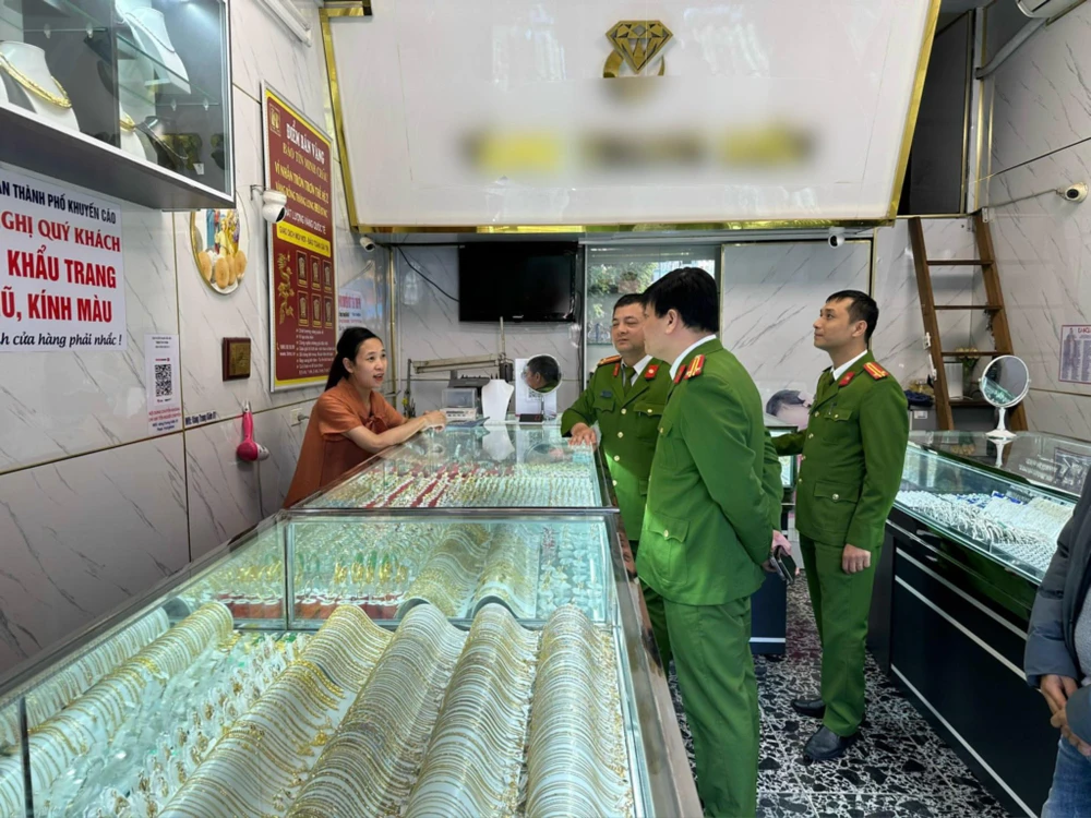 Công an vận động tiệm vàng lắp chuông cảnh báo cướp. ha-noi-lap-chuong-canh-bao-phong-chong-cuop-ngan-hang-tiem-vang (3).jpg