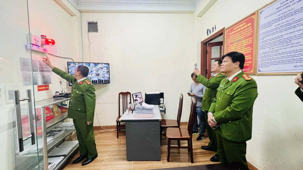 Chuông báo động phòng chống cướp được đặt ở trụ sở công an kèm với màn hình camera an ninh. ha-noi-lap-chuong-canh-bao-phong-chong-cuop-ngan-hang-tiem-vang (4).jpg