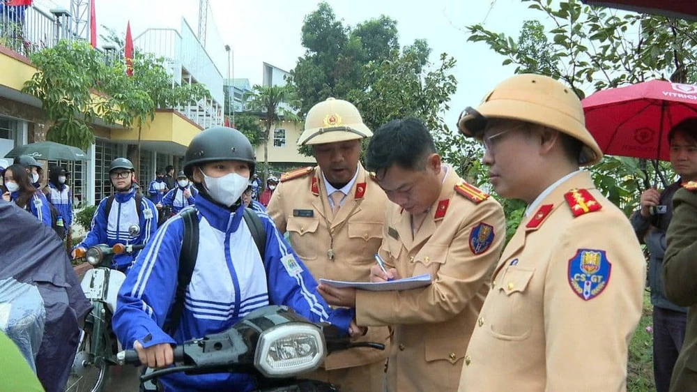 Công an đề nghị hạ hạnh kiểm học sinh vi phạm luật giao thông
