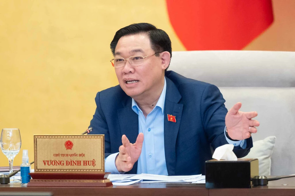Chủ tịch Quốc hội Vương Đình Huệ chủ trì phiên họp 29 của Ủy ban Thường vụ Quốc hội, trong đó có nội dung xem xét đề nghị của Chính phủ về giải thích một điều khoản cụ thể trong Luật Đầu tư công. Ủy ban Thường vụ Quốc hội thận trọng với việc giải thích Luật Đầu tư công