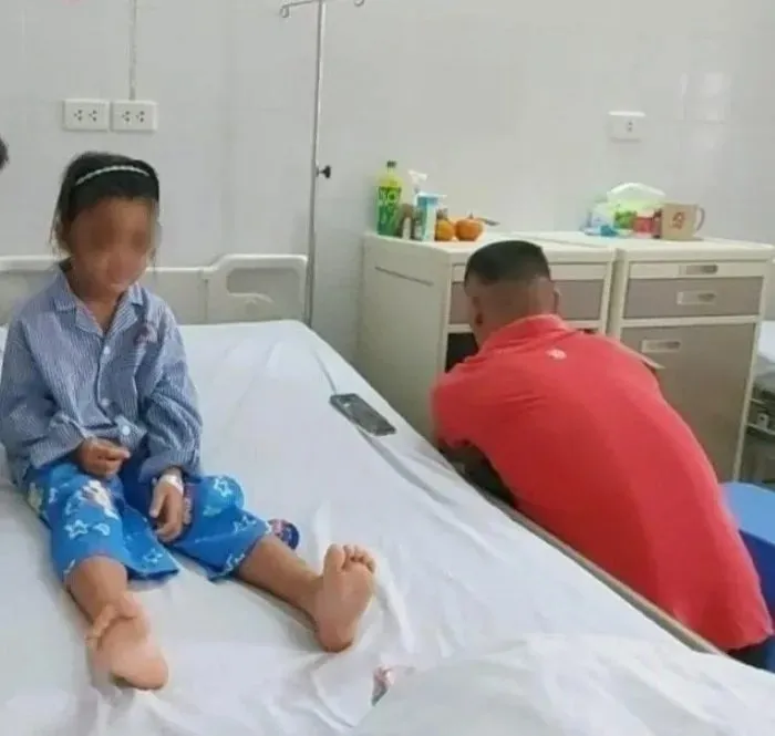Em L đang được theo dõi, điều trị tại Bệnh viện Đa khoa tỉnh Quảng Ninh. Ảnh: CTV Quảng Ninh: Cô giáo bị đình chỉ công tác vì gõ thước kẻ vào đầu học sinh