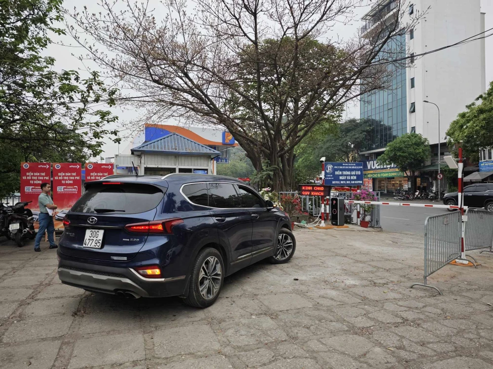 Bãi đỗ xe ô tô đường Trần Quang Khải, quận Hoàn Kiếm, Hà Nội thí điểm việc thu phí trông giữ ô tô tự động từ ngày 15-4. Ảnh: Trọng Phú Hà Nội đồng loạt thí điểm thu phí trông giữ xe không dùng tiền mặt