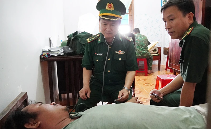 Một số ngư dân trong vụ tai nạn trên biển của 4 tàu cá Quảng Bình đã được lực lượng chức năng Việt Nam cứu hộ, đưa vào bờ. Ảnh: Báo Quảng Bình. Trung Quốc hỗ trợ Việt Nam tìm kiếm 10 ngư dân mất tích