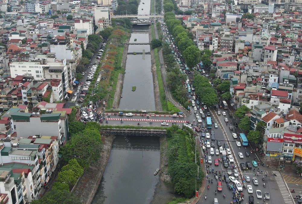 Hà Nội đang xem xét cải tạo, mở rộng đường Láng và làm đường trên cao nối trục vành đai 2. Ảnh: Trọng Phú. Sở GTVT Hà Nội nói gì về đề xuất mở rộng đường Láng với kinh phí 21.000 tỷ?