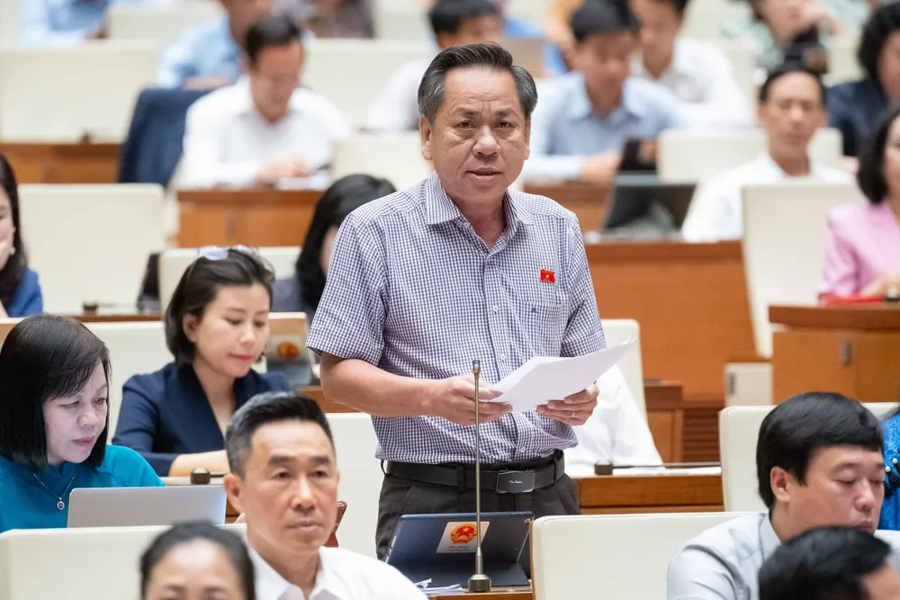 ĐB Trần Văn Sáu, tỉnh Đồng Tháp kiến nghị Chính phủ quan tâm hơn nữa trong giải quyết vấn đề biến đổi khí hậu đang đe dọa sự phát triển của khu vực đồng bằng sông Cửu Long. Nguy cơ xóa sổ đồng bằng sông Cửu Long làm nóng nghị trường