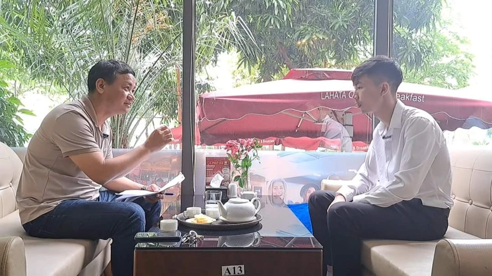 Bị hại Trần Minh Dương (bên phải) khẳng định với phóng viên PLO rằng bị cáo Hưng không phải là người đâm mình 2 nhát dao thấu tim khiến anh suýt mất mạng. Ai đã đâm anh Trần Minh Dương?