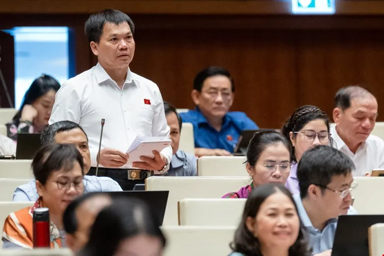 ĐBQH Dương Khắc Mai, tỉnh Đắk Nông tranh luận với Phó Thủ tướng Trần Hồng Hà trước khi kết thúc phiên chất vấn, trả lời chất vấn kéo dài 2,5 ngày ở đợt đầu, kỳ họp thứ 7 Quốc hội khóa XV. Vướng quy định quản lý khoáng sản, hàng nghìn dự án không triển khai được?