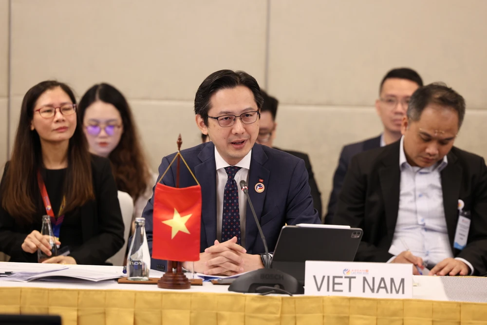 Thứ trưởng Ngoại giao, Trưởng SOM ASEAN Việt Nam Đỗ Hùng Việt đã tham dự loạt hội nghị, cuộc họp tại Lào, chuẩn bị cho hội nghị Bộ trưởng Ngoại giao ASEAN lần thứ 57 và các sự kiện liên quan sẽ diễn ra từ 24 đến 28-7 tới. Ảnh: Bộ Ngoại giao Đối mặt với cạnh tranh nước lớn gay gắt, ASEAN tiếp tục khẳng định tự cường và tự chủ chiến lược