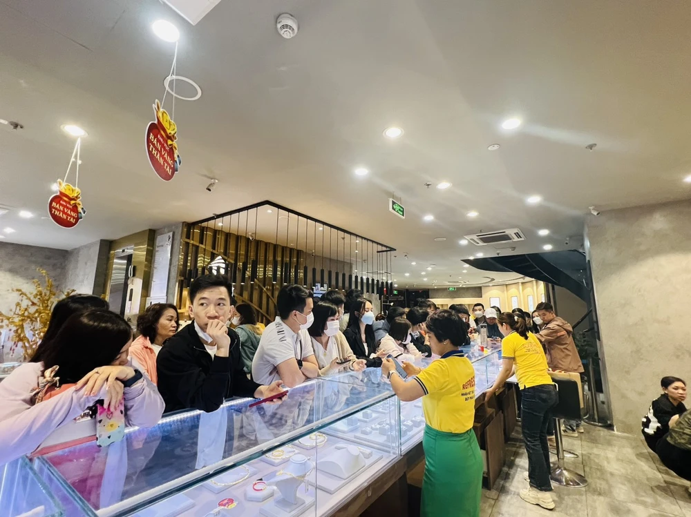 Chuyên gia cho rằng, việc đánh thuế giao dịch vàng là cần thiết để điều tiết thu nhập và hành vi của người tiêu dùng. Ảnh: Ngọc Diệp Thống đốc chủ trì họp về quản lý thị trường vàng, chuyên gia đề nghị giải pháp thuế