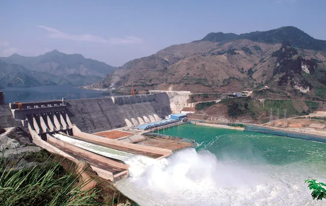 Đầu mùa lũ, thủy điện Sơn La, Tuyên Quang chiều nay xả lũ